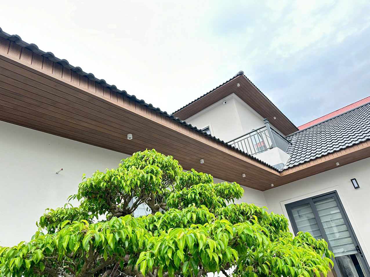 Tấm Ốp Nhựa Giả Gỗ ASA Ngoài Trời – Chống Nắng Mưa, Không Phai Màu Theo Thời Gian